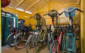 Einfache Räder (und Kindersitze) stehen für die Gäste bereit (kostenfrei, nach Verfügbarkeit)